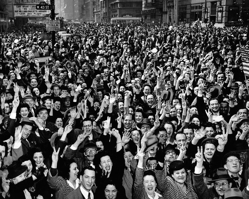 TIMES SQUARE V-E DAY CELEBRATION NYC 1945 WWII 11x14 GLOSSY PHOTO PRINT