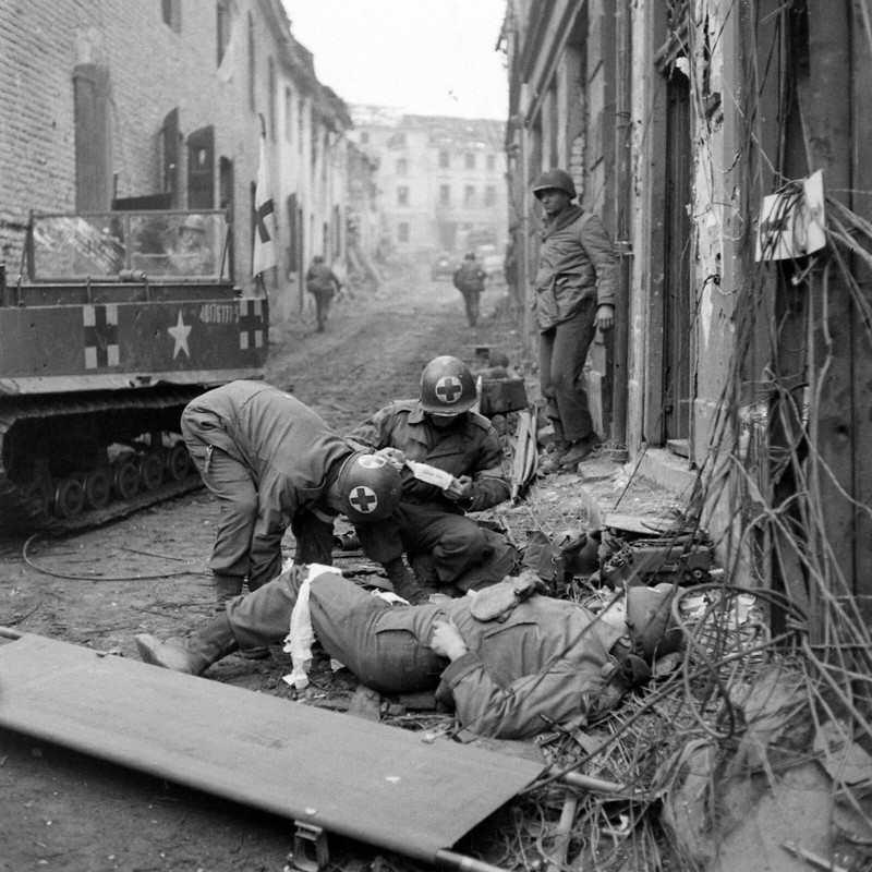 WW2 WWII Photo World War Two / US Army Medics M29 Weasel Germany February 1945