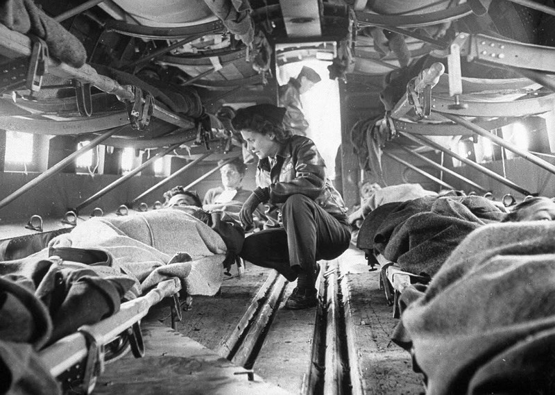 WW2 WWII Photo World War Two / USAAF C-47 Flight Nurse 1943