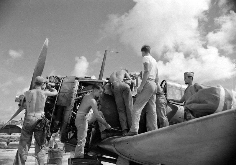 WW2 Photo WWII US Navy Dauntless SBD Mechanics Midway World War Two / 5314
