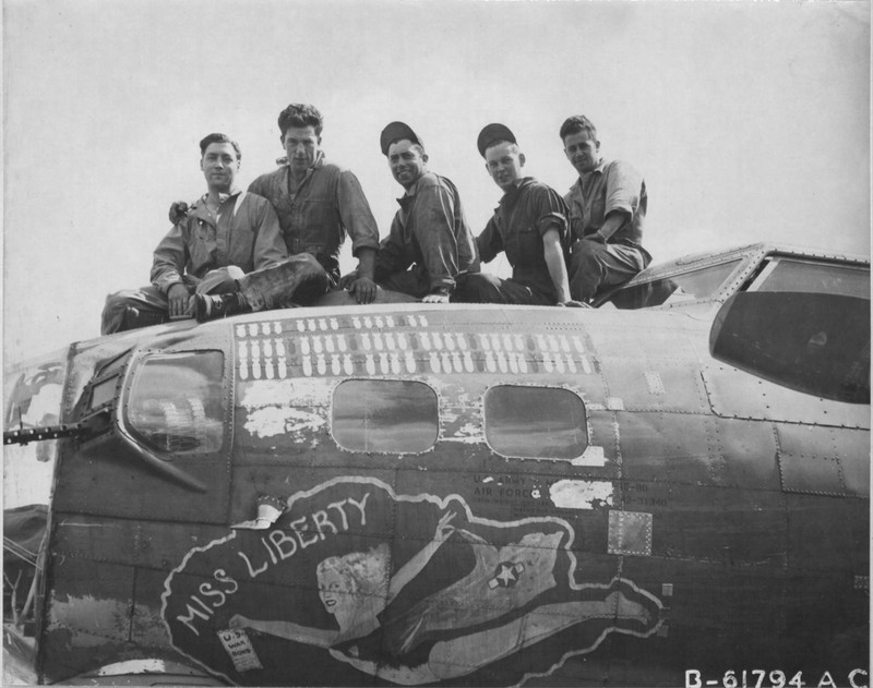 WW2 Photo WWII B-17 Flying Fortress Miss Liberty Nose Art World War Two / 5188