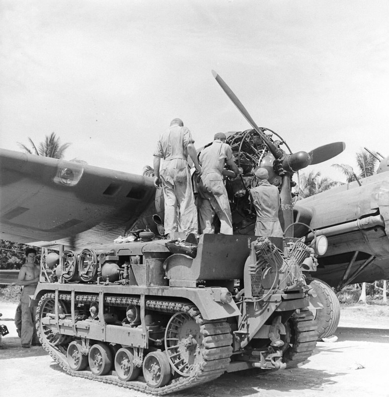WW2 WWII Photo World War Two / USAAF B-17 Bomber Maintenance Pacific 1942