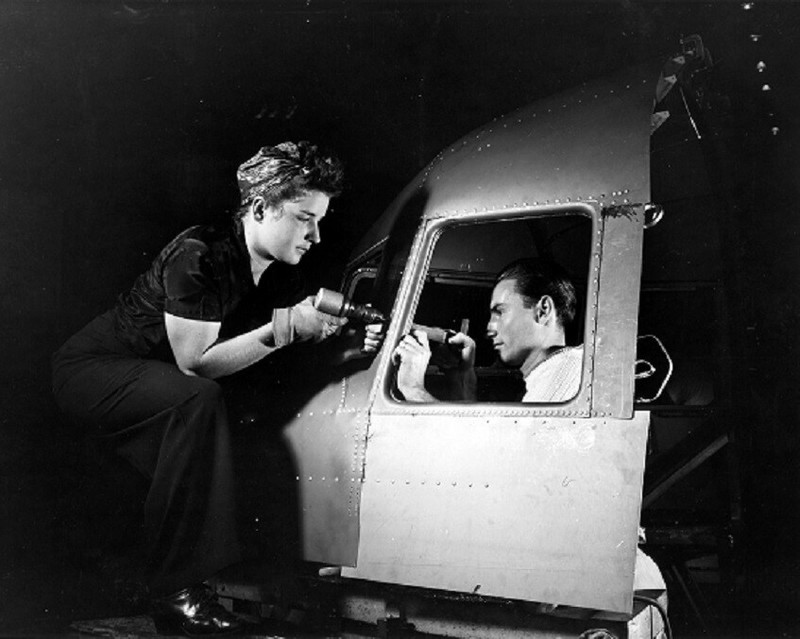 Rosie the Riveter worker Douglas Aircraft Company 8×10 WW2 WWII Photo 910