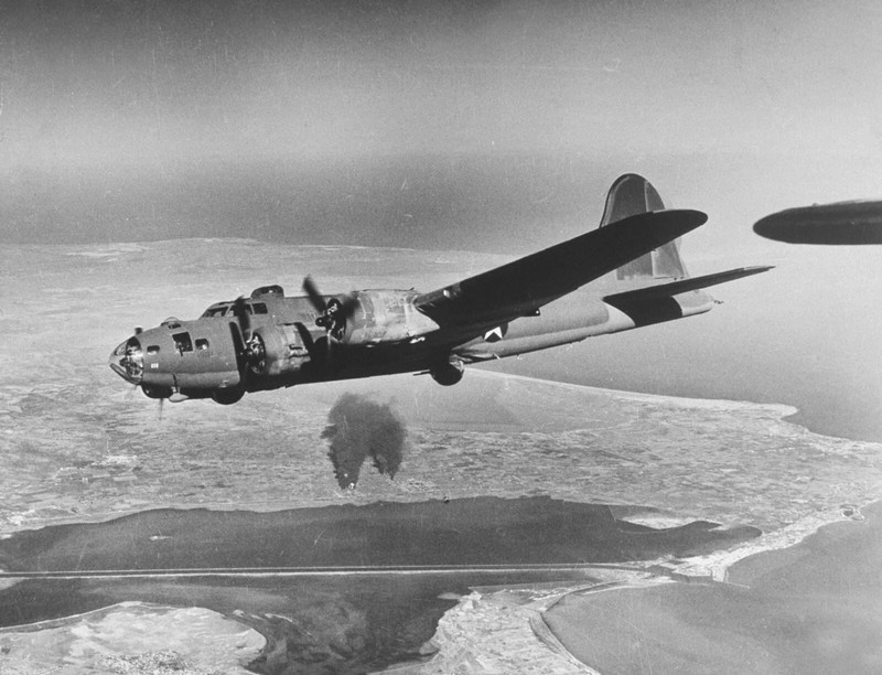 WW2 WWII Photo World War Two / US Army B-17 Bomber Tunisia 1943 USAAF