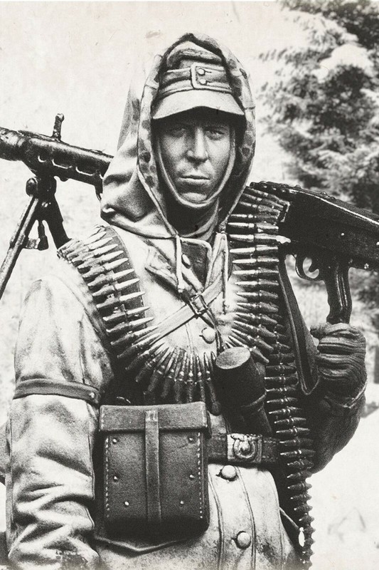 figure of an MG 42 SS Schütze, in 1944 WW2 Photo Glossy 4*6 in M010