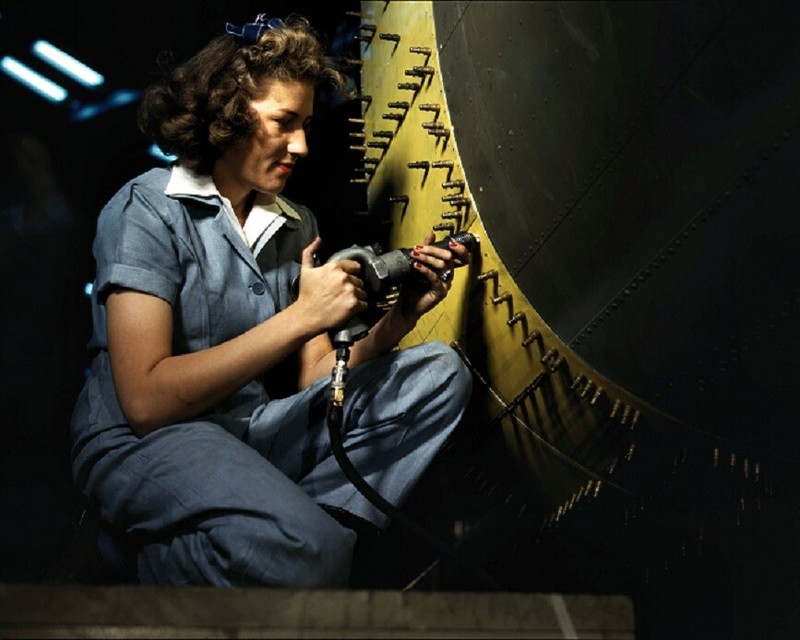 Rosie the Riveter style Consolidated Aircraft Corporation 8x10 WWII Photo 938