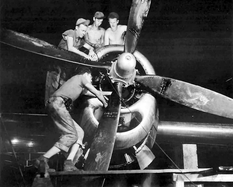 21st BC crew working on engine of B-29 1945 WWII WW2 8x10 Photo 876c
