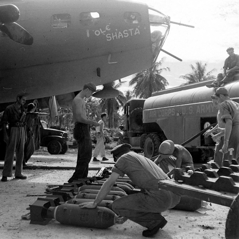 WW2 WWII Photo World War Two / USAAF B-17 Bomber Maintenance Pacific 1942