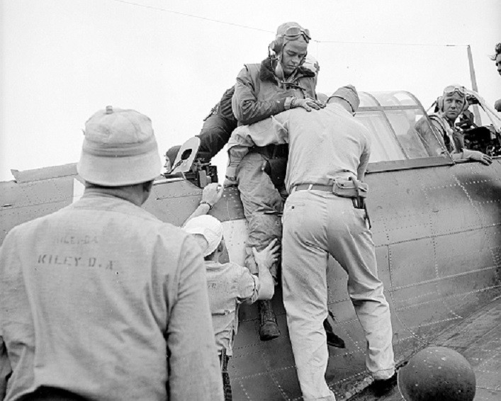 Wounded Pilot helped from Douglas SBD Dauntless Dive Bomber 8×10 WW2 Photo 714
