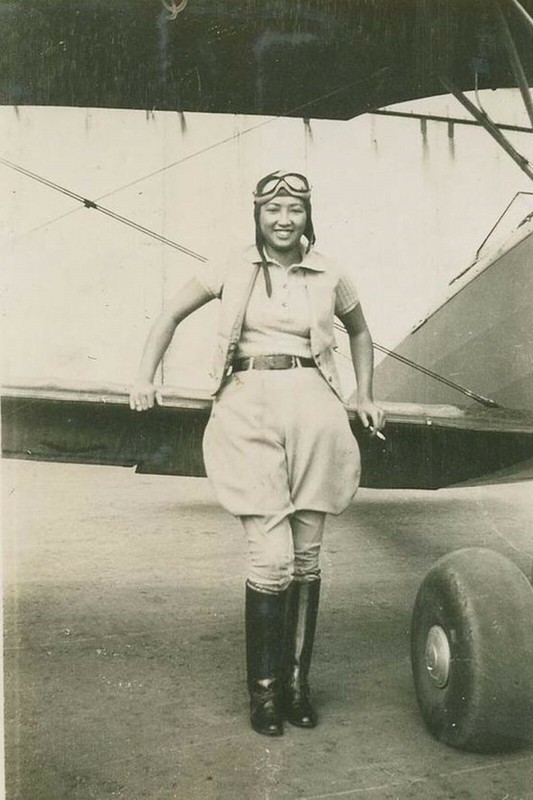 female pilot near the plane WW2 Photo Glossy 4*6 in B013