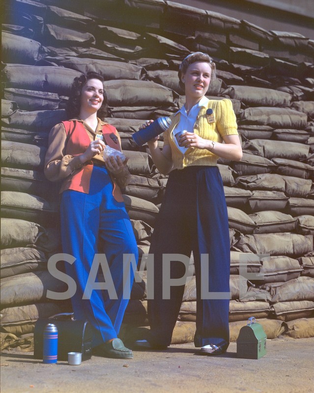 Woman Factory Worker lunchtime Douglas Aircraft Company 8x10 WWII WW2 Photo 949
