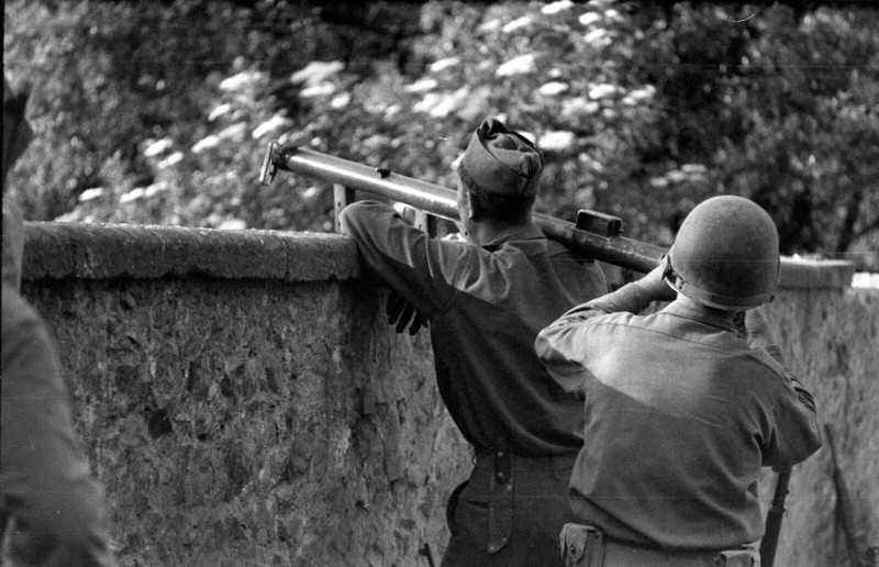 WW2 WWII Photo World War Two / US Army Soldiers in Action Rome Italy June 1944