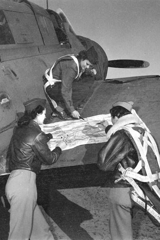Three WASPs on right wing of A-25 checking the flighWW2 Photo Glossy 4*6 in R023