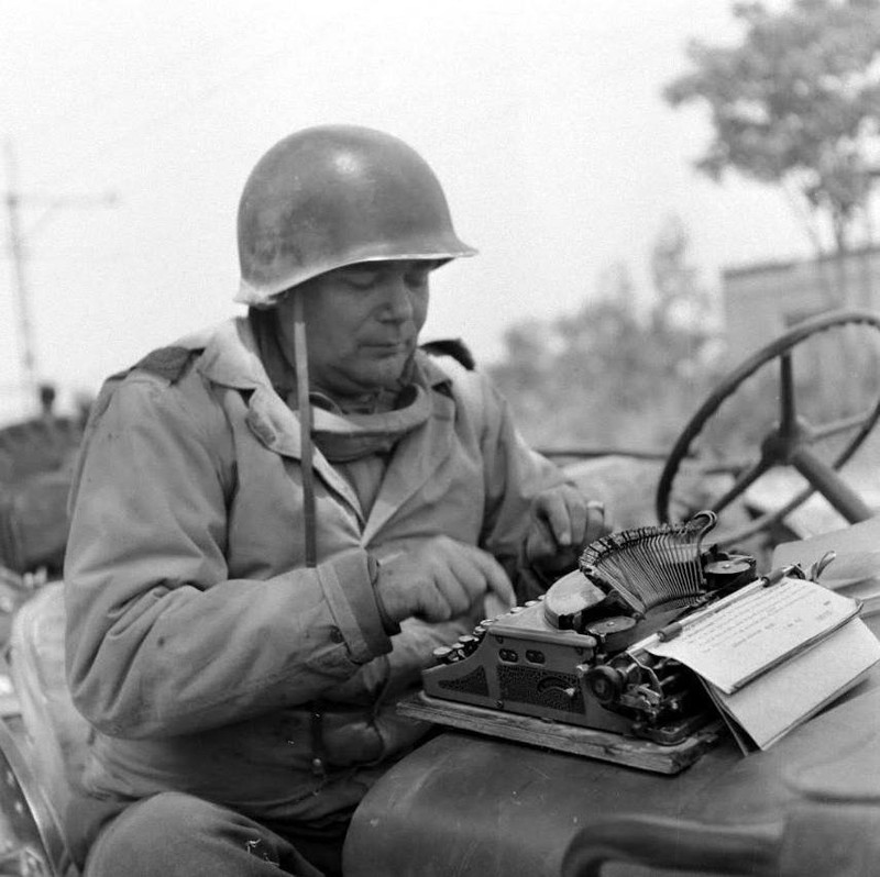 WWII Photo US Soldier with Typewriter Rome Italy World War Two WW2 B&W / 1322
