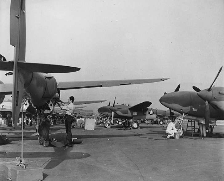 New Lockheed P-38 receive final inspections 8″x 10″ World War II WW 2 Photo 475