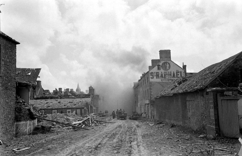 World War Two Photo WWII / Fighting in Normandy France July 1944 D-Day US Army