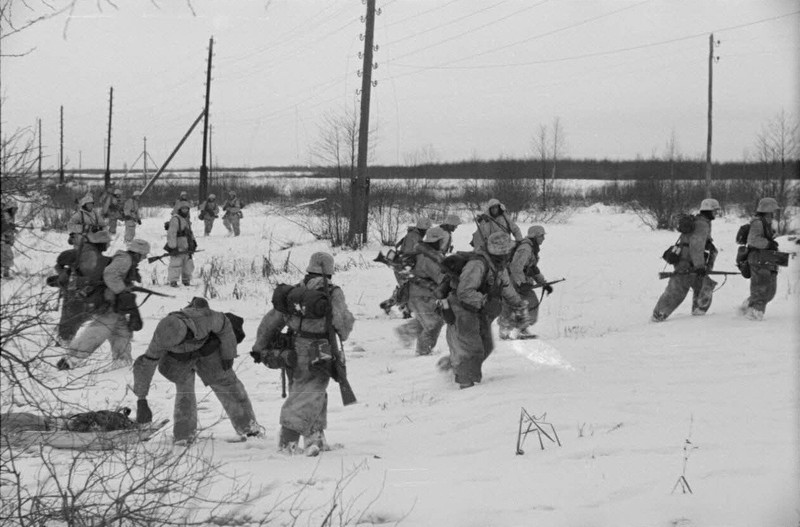 WW2 WWII Photo World War Two German Troops in Action Winter Ukraine Wehrmacht