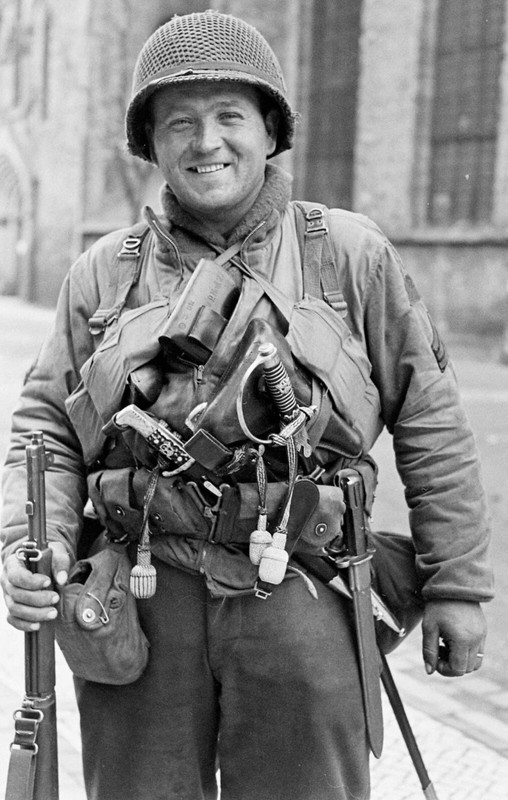 WW2 WWII Photo World War Two / US Army Soldier with Souvenirs Germany 1945