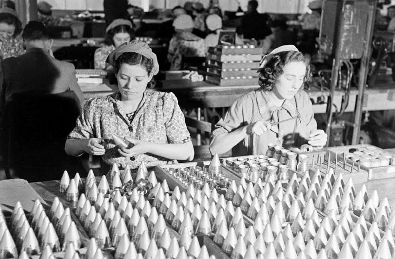 WW2 WWII Photo World War Two / British War Production UK Factories at War