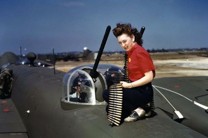 combat aircraft serves an airfield employee WW2 Photo Glossy 4*6 in T001