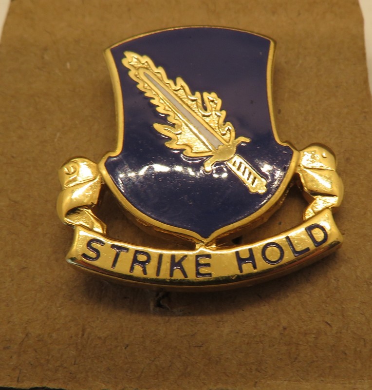 WW2 US ARMY 504th INFANTRY REGIMENT DUI DENMARK NY D22 ENAMELED PIN ED COLLINS