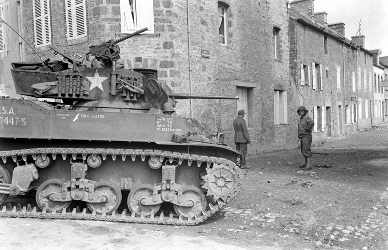 World War Two Photo WWII / Fighting in Normandy France July 1944 D-Day US Army