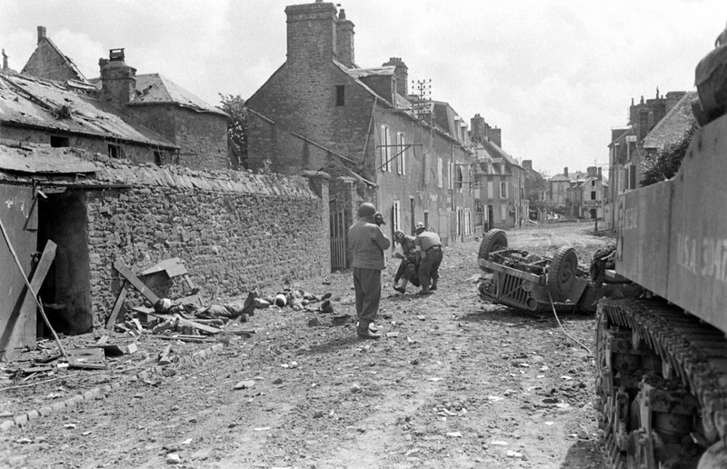 World War Two Photo WWII / Fighting in Normandy France July 1944 D-Day US Army
