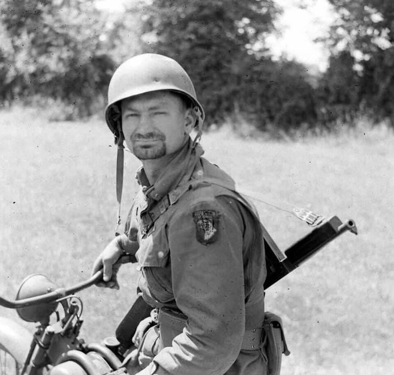 WW2 WWII Photo 101st Airborne Soldier M1A1 Thompson US Army World War Two / 1739