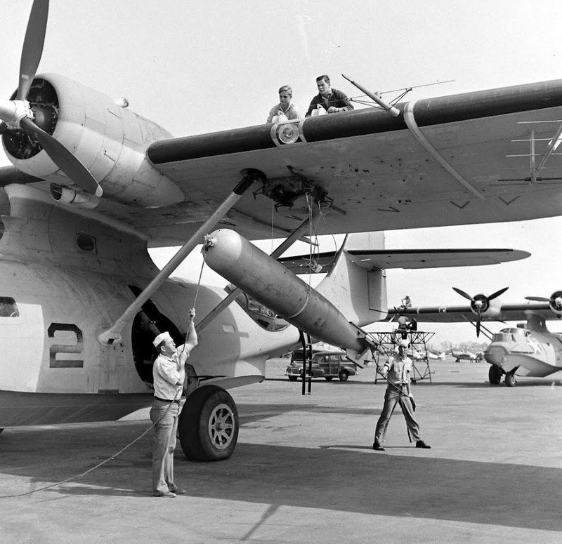 WW2 Photo WWII US Navy PBY Catalina Torpedo Loading World War Two USN /5245