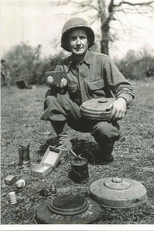 Usa WW II Photo — Gi`s Showing Land Mines