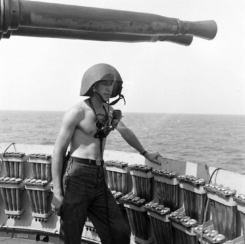 WW2 WWII Photo  US Navy 40mm Bofors AA Gun Talker Destroyer World War Two USN 