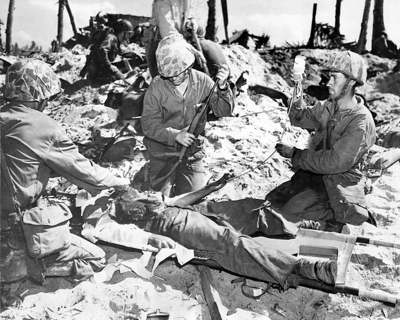 Marines give blood to wounded soldier on Eniwetok WWII WW2 8×10 Photo 697c