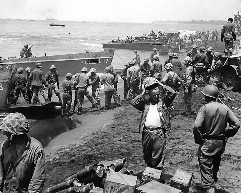 Marines and Landing Barges on Bougainville Beach 1943 WW2 WWII 8×10 Photo 60c