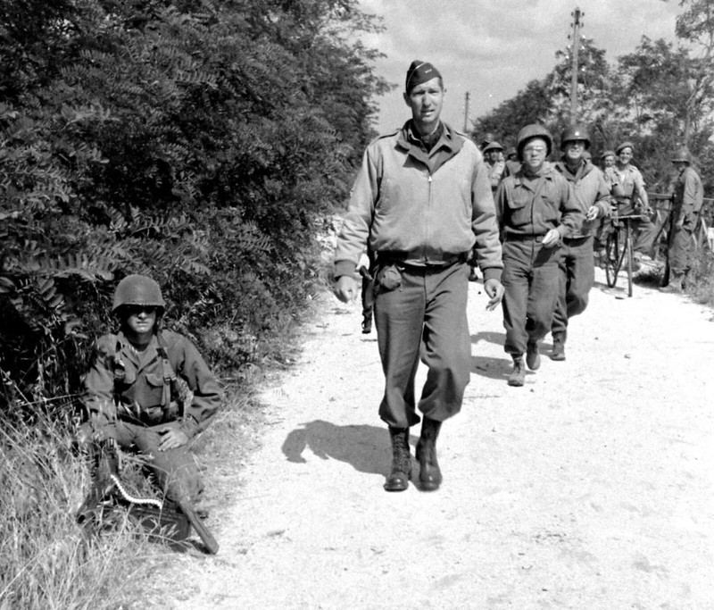 WW2 WWII Photo World War Two / General Mark Clark at Anzio Italy 5th Army 1944