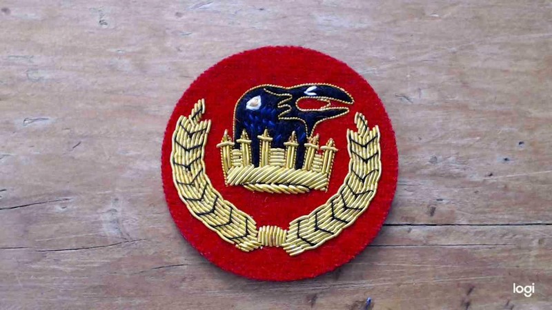 BRITISH TOWER OF LONDON YEOMAN WARDER RAVEN KEEPER GOLD BULLION WIRE BADGE