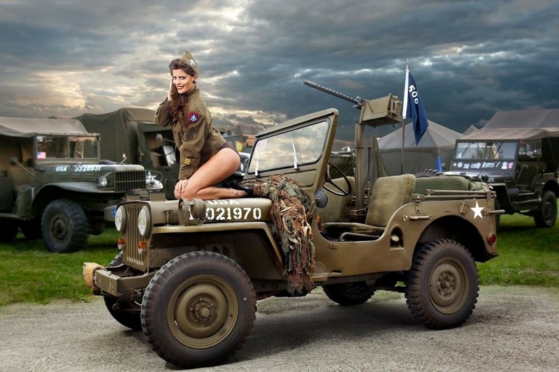 woman in military uniform with a jeep WW2 Photo Glossy 4*6 in T031