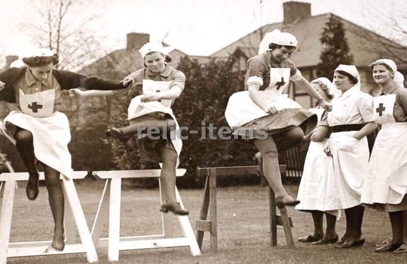 WW2 PICTURE PHOTO US RED CROSS NURSES HAVING FUN 6977