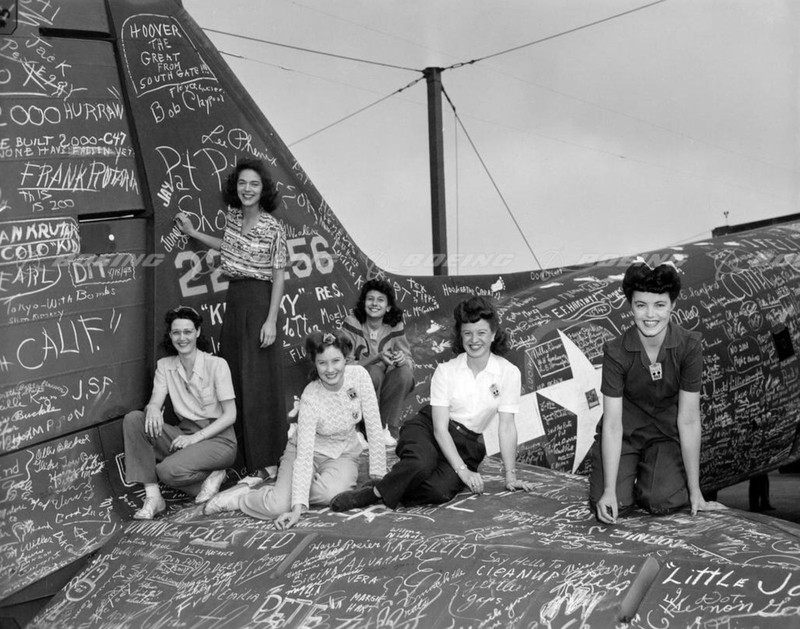 WW2 Photo WWII USAAF C-47 Signed by Female War Workers World War Two / 5284