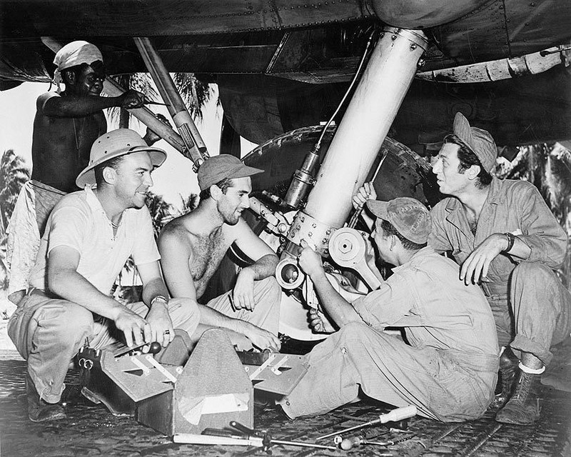 WWII SOLDIERS & B-17 AIRCRAFT 1942 8×10 GLOSSY PHOTO PRINT