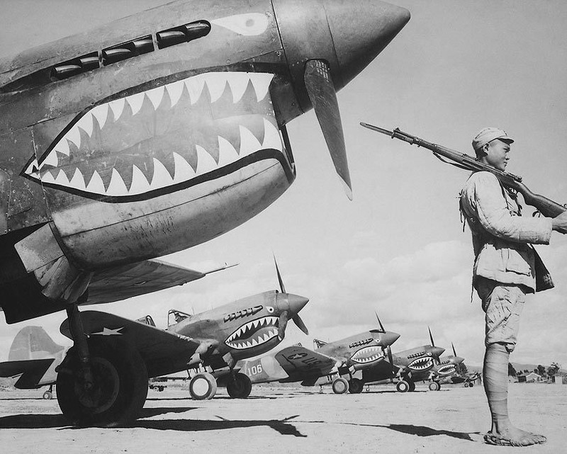 CHINESE SOLDIER W/ AMERICAN P-40 FIGHTER PLANES 11×14 GLOSSY PHOTO PRINT