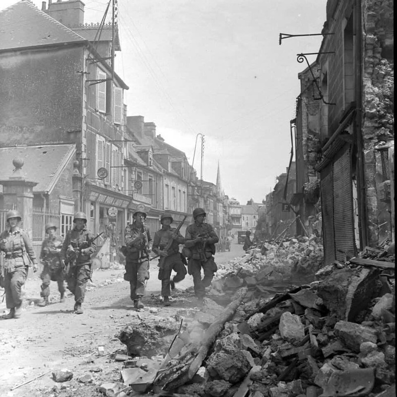 WW2 WWII Photo US Army Soldiers on Patrol Carentan June 1944 World War Two /1729