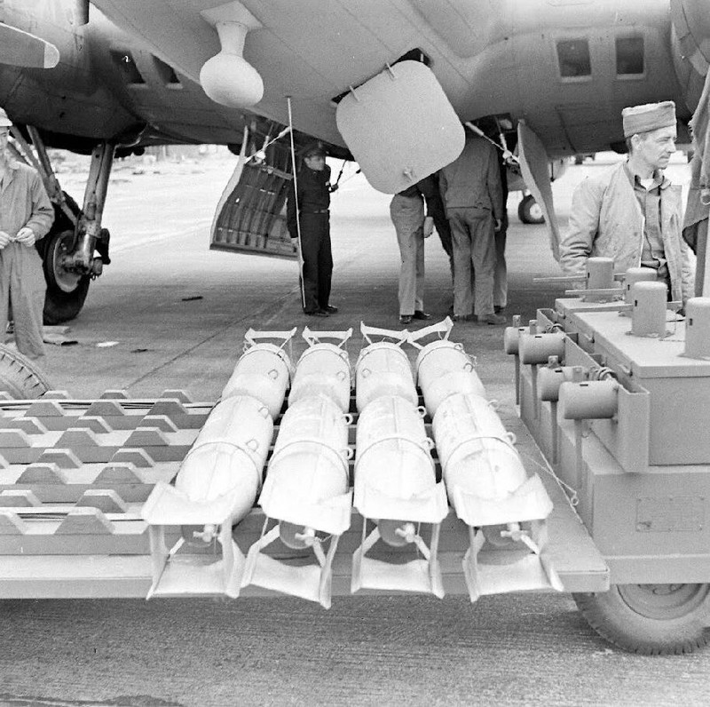 WW2 WWII Photo B-17 Bombs McDill AFB Florida 1942 USAAF World War Two / 5486