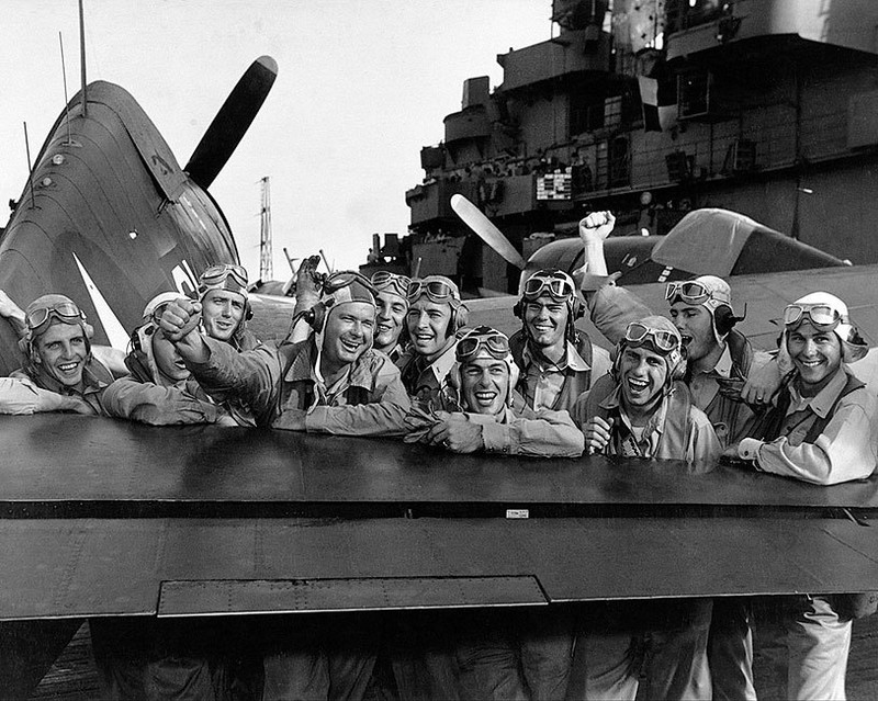 VF-16 PILOTS CELEBRATING ON USS LEXINGTON WWII 11×14 GLOSSY PHOTO PRINT
