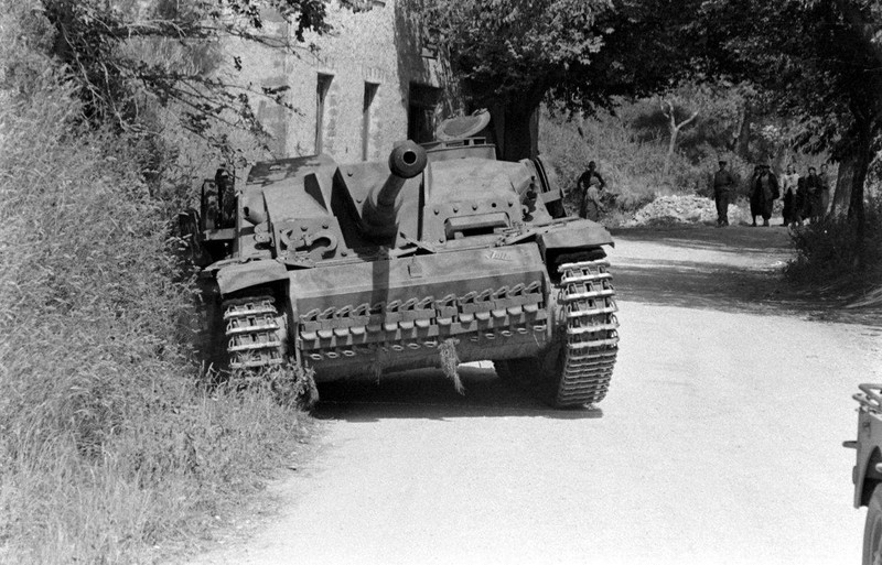 WW2 Photo WWII German StuG Between Valmontone and Rome 1944 Italy / 4125