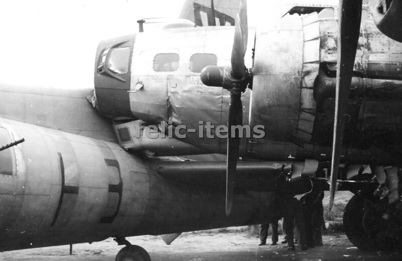 WW2 PICTURE PHOTO US USAAF B-17 FLYING FORTRESS CRASH IN OTHER PLANE 7041
