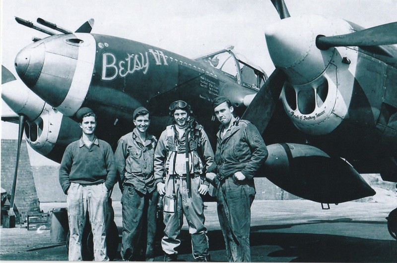 USA WW II Photo -- Pilot And His Ground Crew - P-38 Lighting