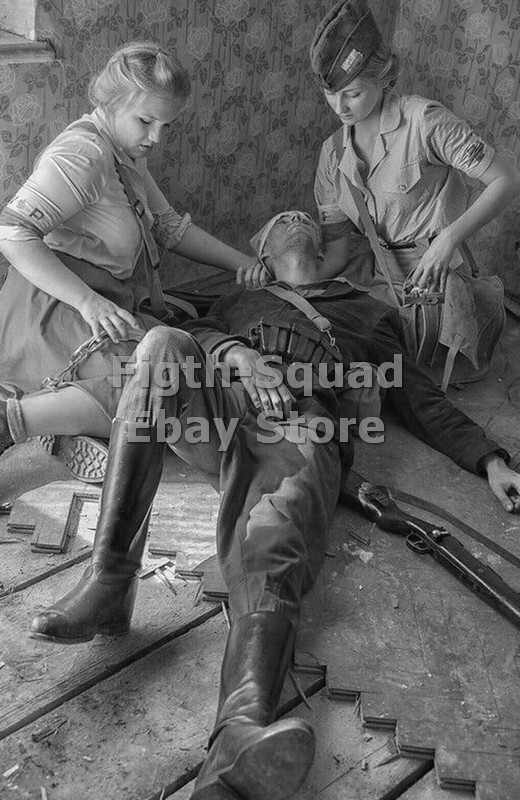 WW2 Picture Photo nurses helping a wounded soldier 6139