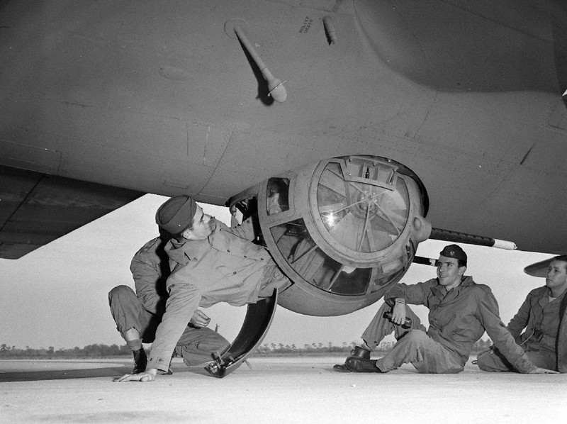 WW2 Photo WWII USAAF B-17 Crews Training McDill FL 1942 World War Two / 5266