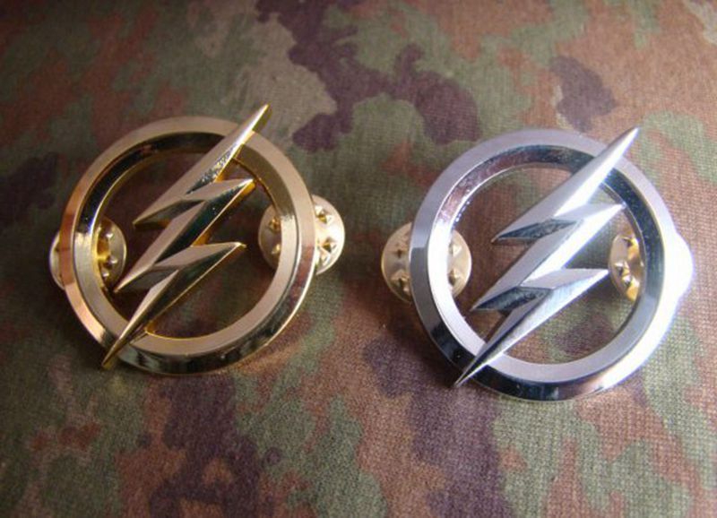 MILITARY PAIR OF US THE FLASH METAL BADGES GOLD SILVER PERSONALITY BADGE